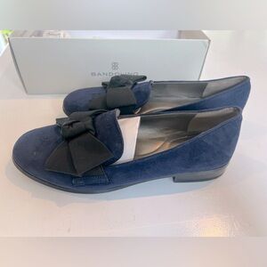 Bandolino navy suede flats in excellent condition in box